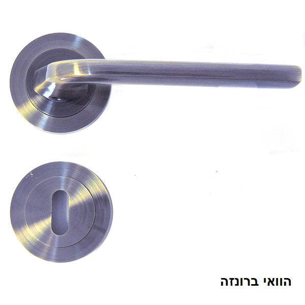 ידית דלת מתכתית מותקנת על לוח.  
טקסט: "הוואי ברונזה".