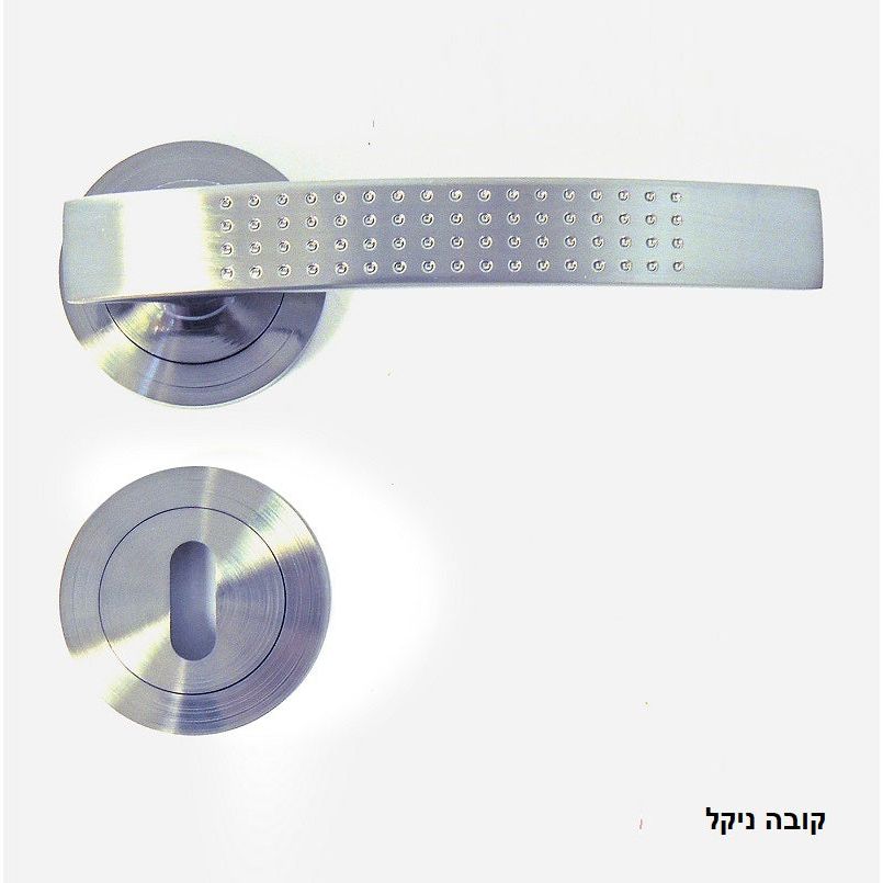 ידית דלת כסופה עם חור מנעול.  
טקסט: קובה ניקל
