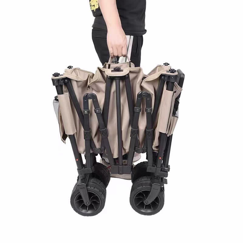 עגלת קמפינג מקופלת בידו של אדם.