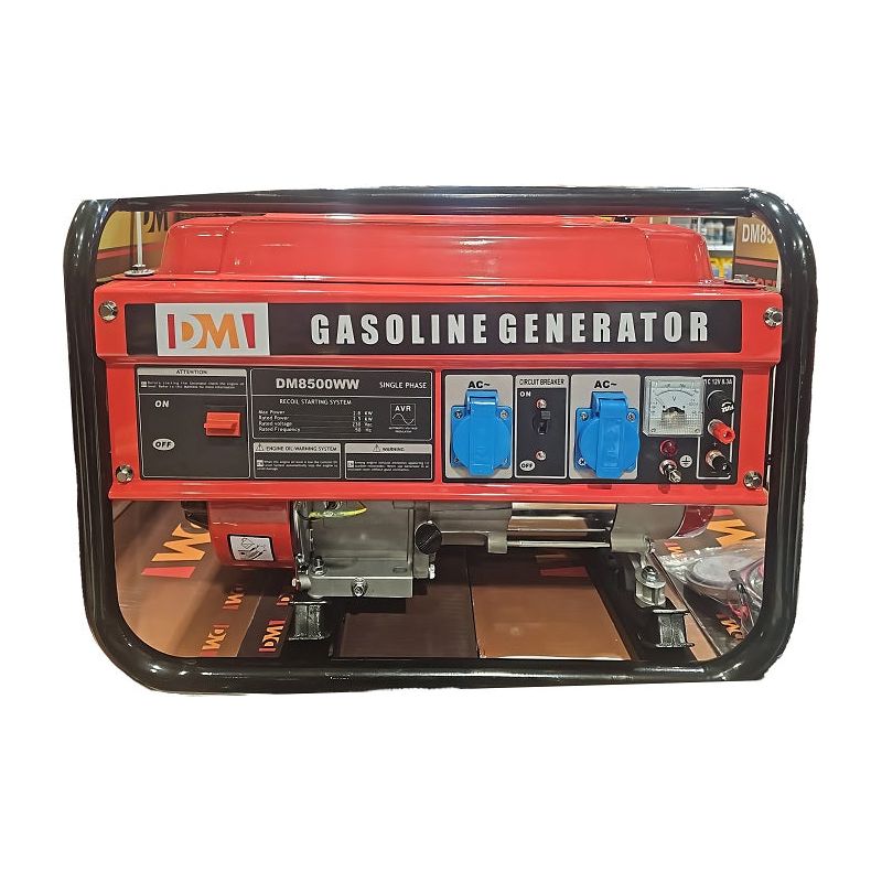 גנרטור דלק עומד, מוצב בחלל מקורה.    
כתוב:   
    GASOLINE GENERATOR  
    DM8500WW   
    SINGLE PHASE