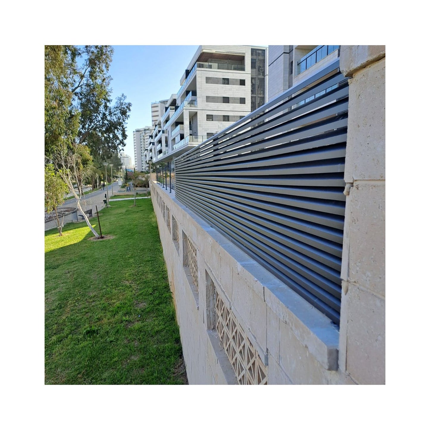 פרופיל אלומיניום לגדר מדגם כנף ציפור  צבע אפור
