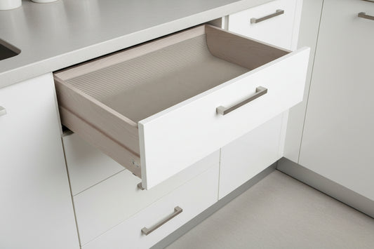 משטח לארונות, מגירות ומקרר