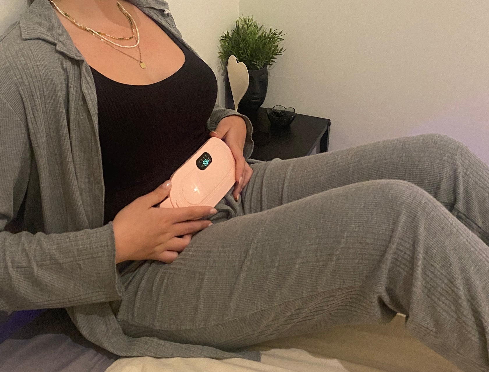 מכשיר עיסוי להקלה בכאבי מחזור | באריזת מתנה קשיחה