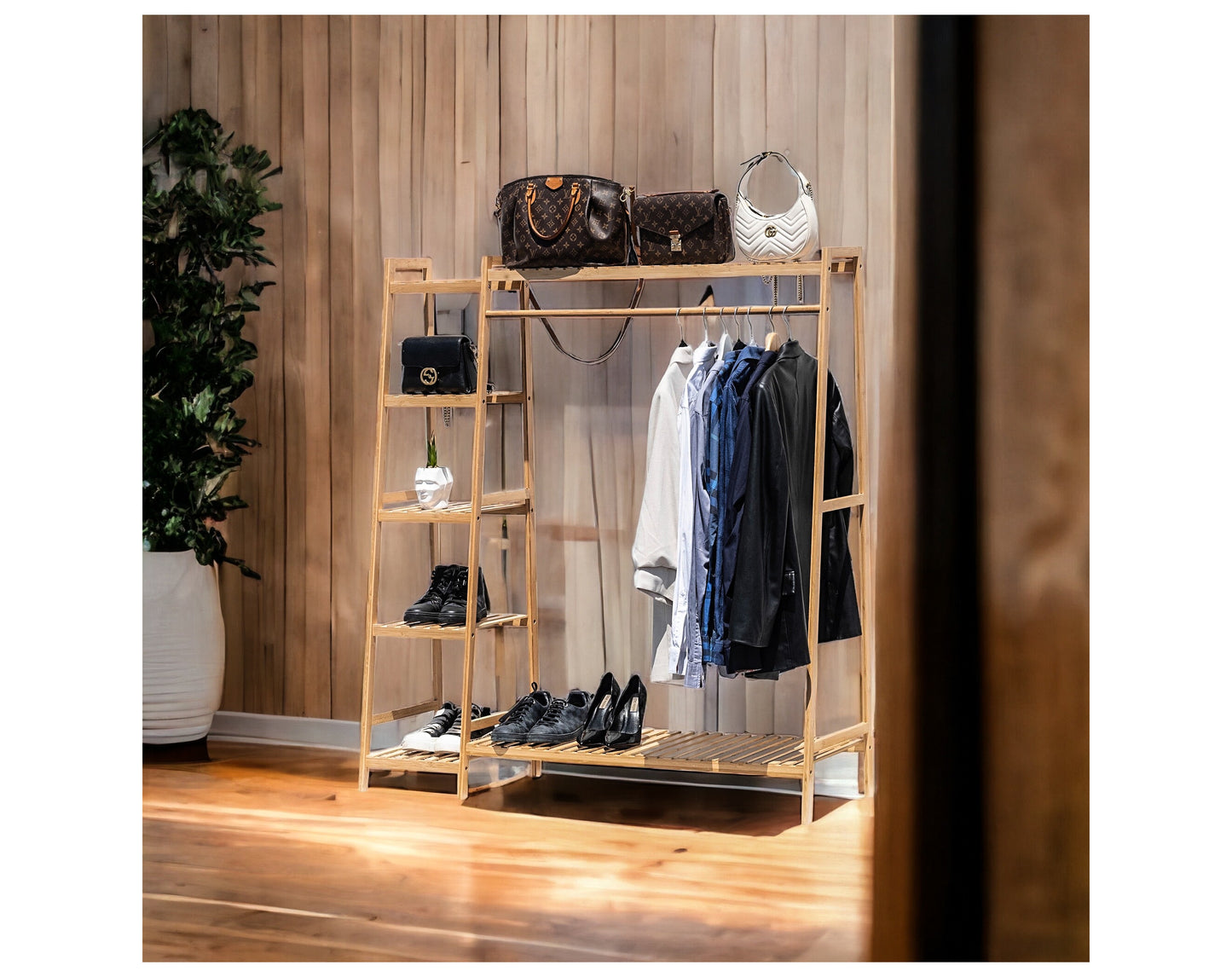 מתקן לתליית בגדים ומדפי אחסון עשוי מבמבוק מחוזק