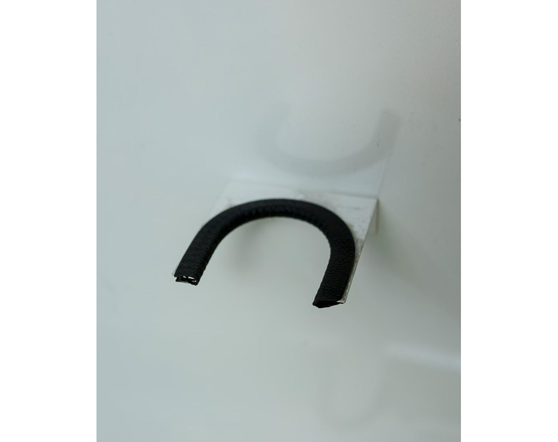 ארון אוניברסלי לעמדת טעינה צבע לבן