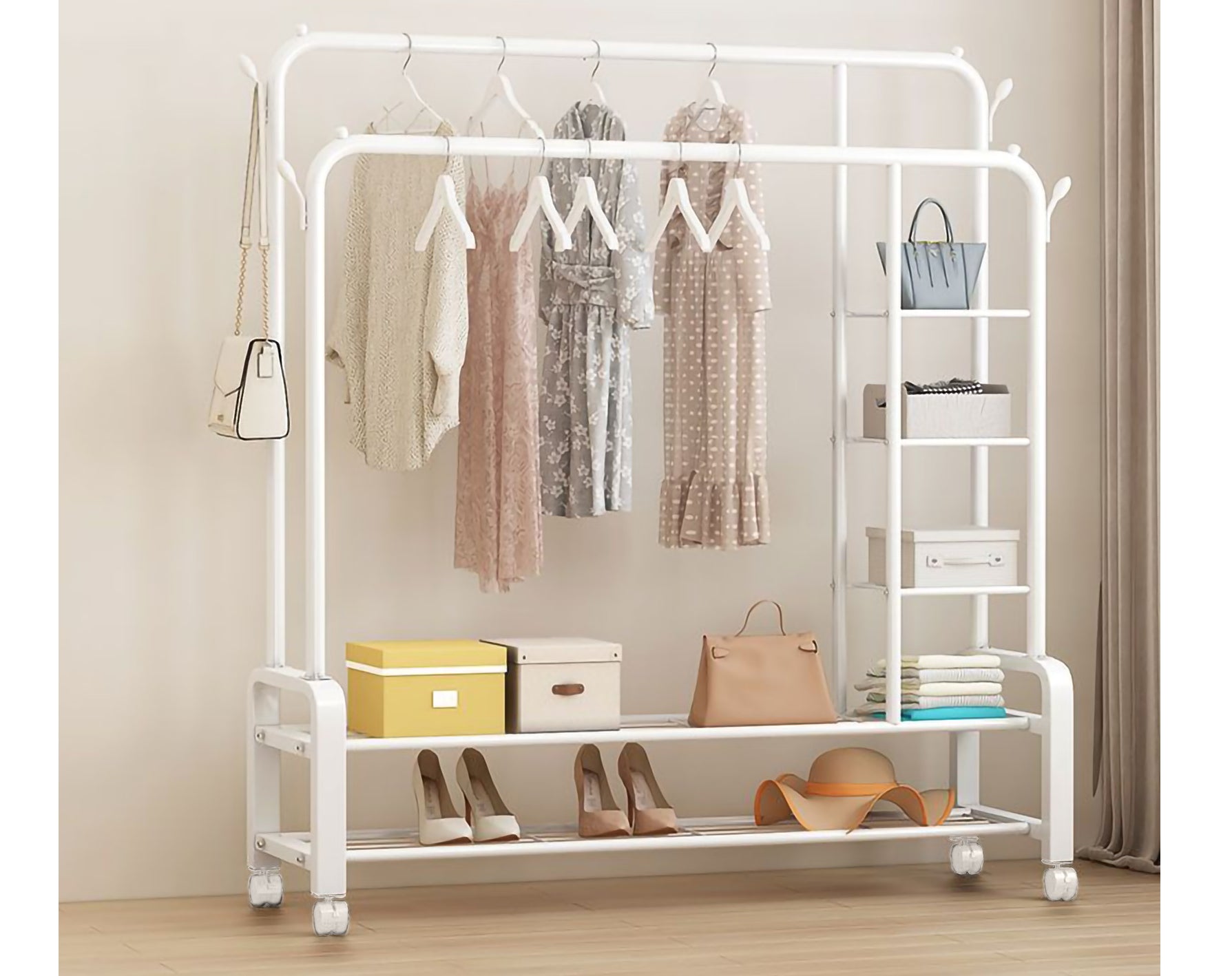 מעמד כפול לתליית בגדים עם שלושה מדפי איחסון בצד ושני מדפי איחסון בתחתית צבע לבן