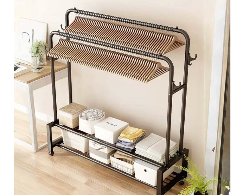 מעמד כפול לתליית בגדים עם שלושה מדפי איחסון בצד ושני מדפי איחסון בתחתית צבע לבן