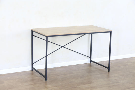 שולחן עבודה בסגנון תעשייתי – מתכת ומשטח עץ