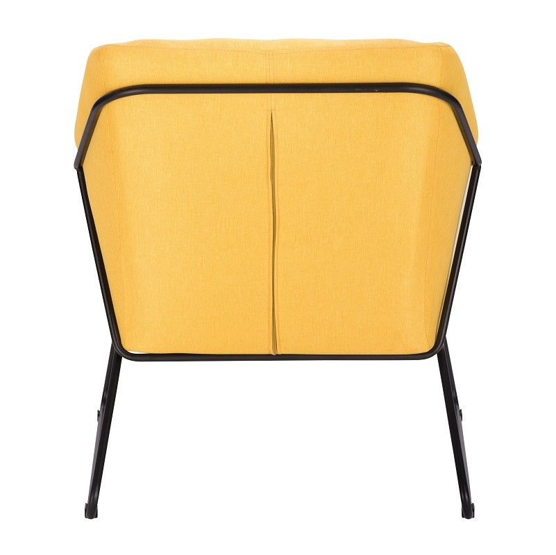 כיסא צהוב ניצב בתוך סטודיו.