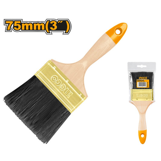 מברשת צבע עם ידית עץ, רקע לבן.