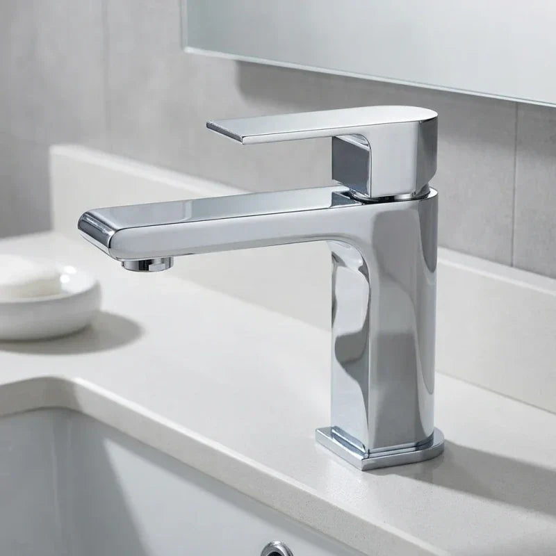 ברז פרח קצר יוסמיטי, Bathroom , Clear Sunny Day.