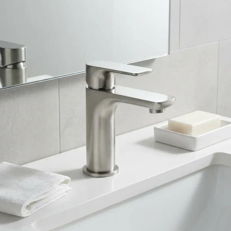 ברז פרח קצר גולפוס בראש, Bathroom , Clear Sunny Day.