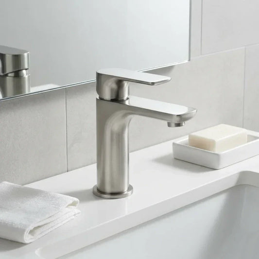 ברז פרח קצר גולפוס בראש, Bathroom , Clear Sunny Day.