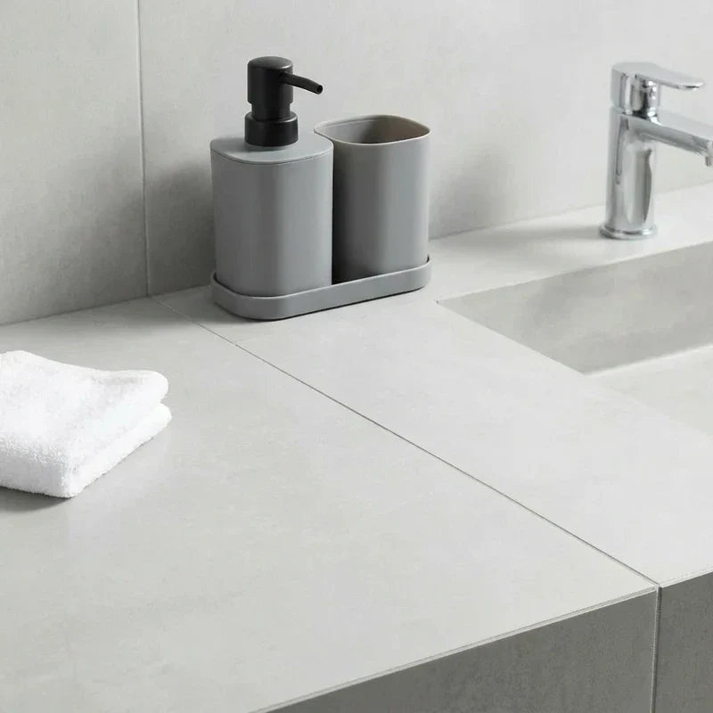 סט כוס סבוניה  ודיספנסר פלסטיק אפור, Bathroom , Clear Sunny Day.