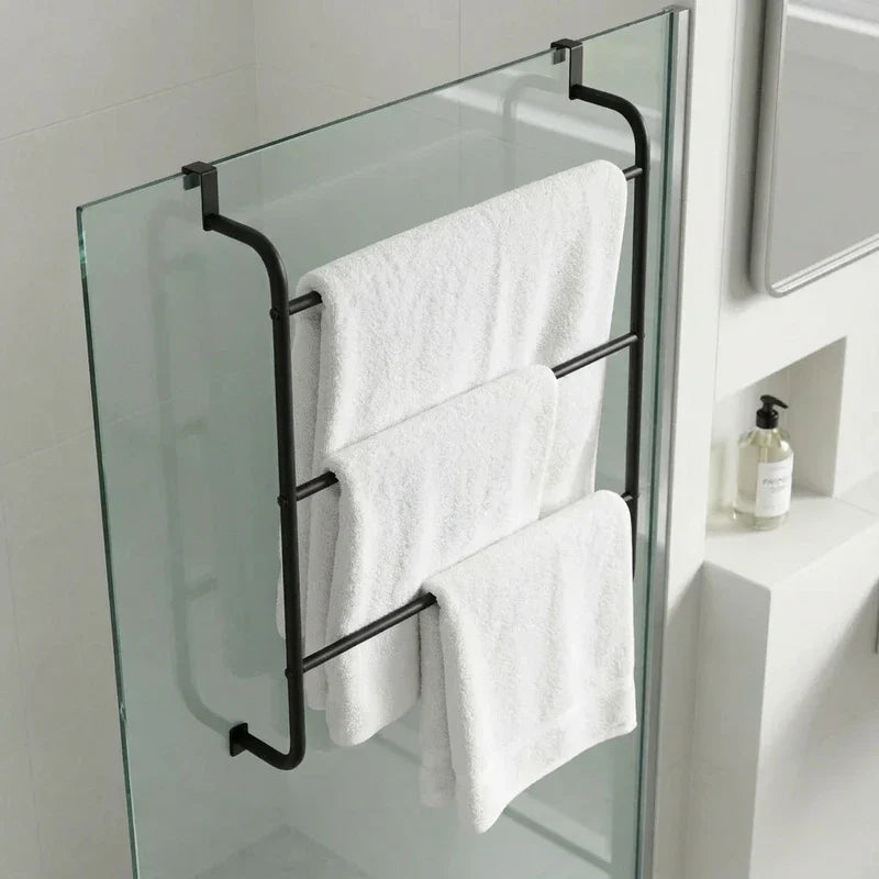 מתקן לתליית מגבות סולם מתכת מאחורי דלת, Bathroom , Clear Sunny Day.