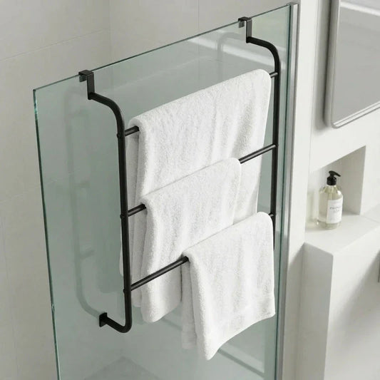 מתקן לתליית מגבות סולם מתכת מאחורי דלת, Bathroom , Clear Sunny Day.