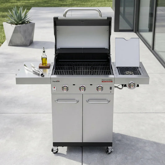 גריל גז 3 מבערים PROFESSIONAL PRO, back yard, Clear Sunny Day.