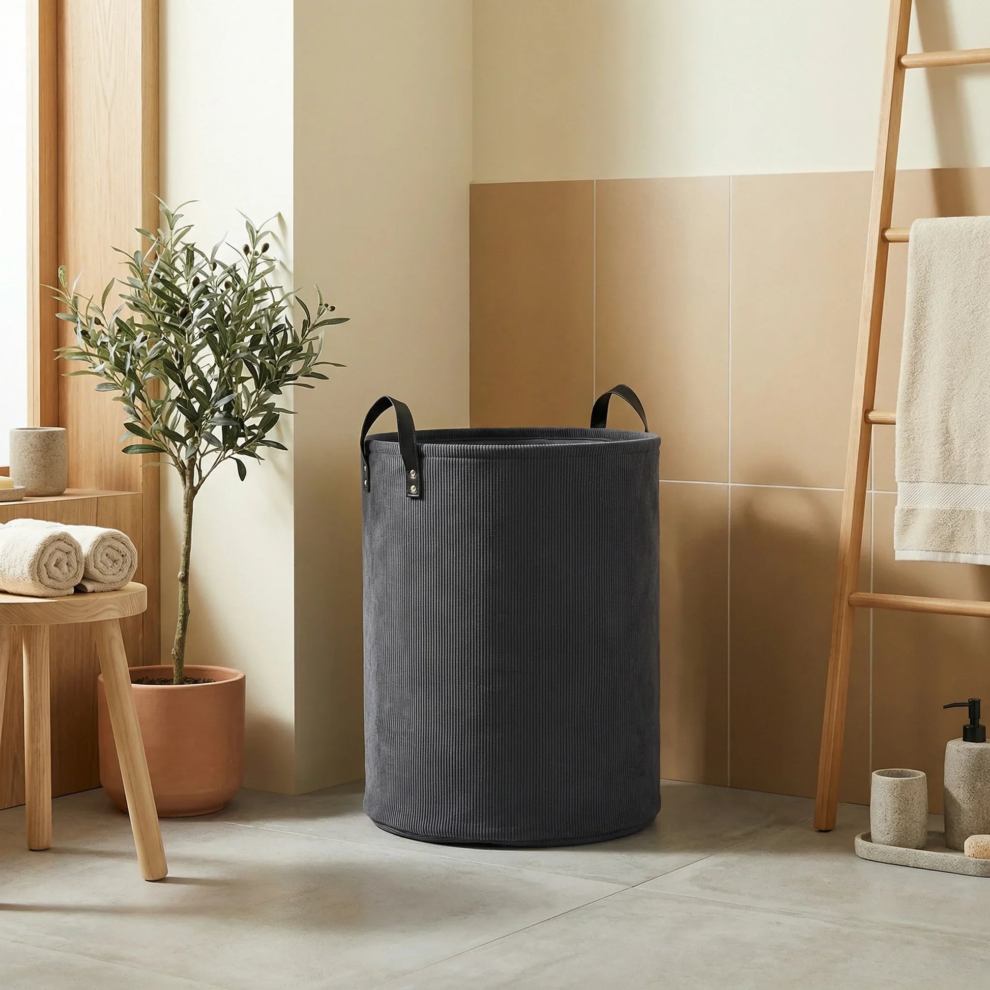 סל כביסה עגול ידיות עור אפור, Japandi, Soft North Light, bathroom, it must be located at the corner of the walls of the room.